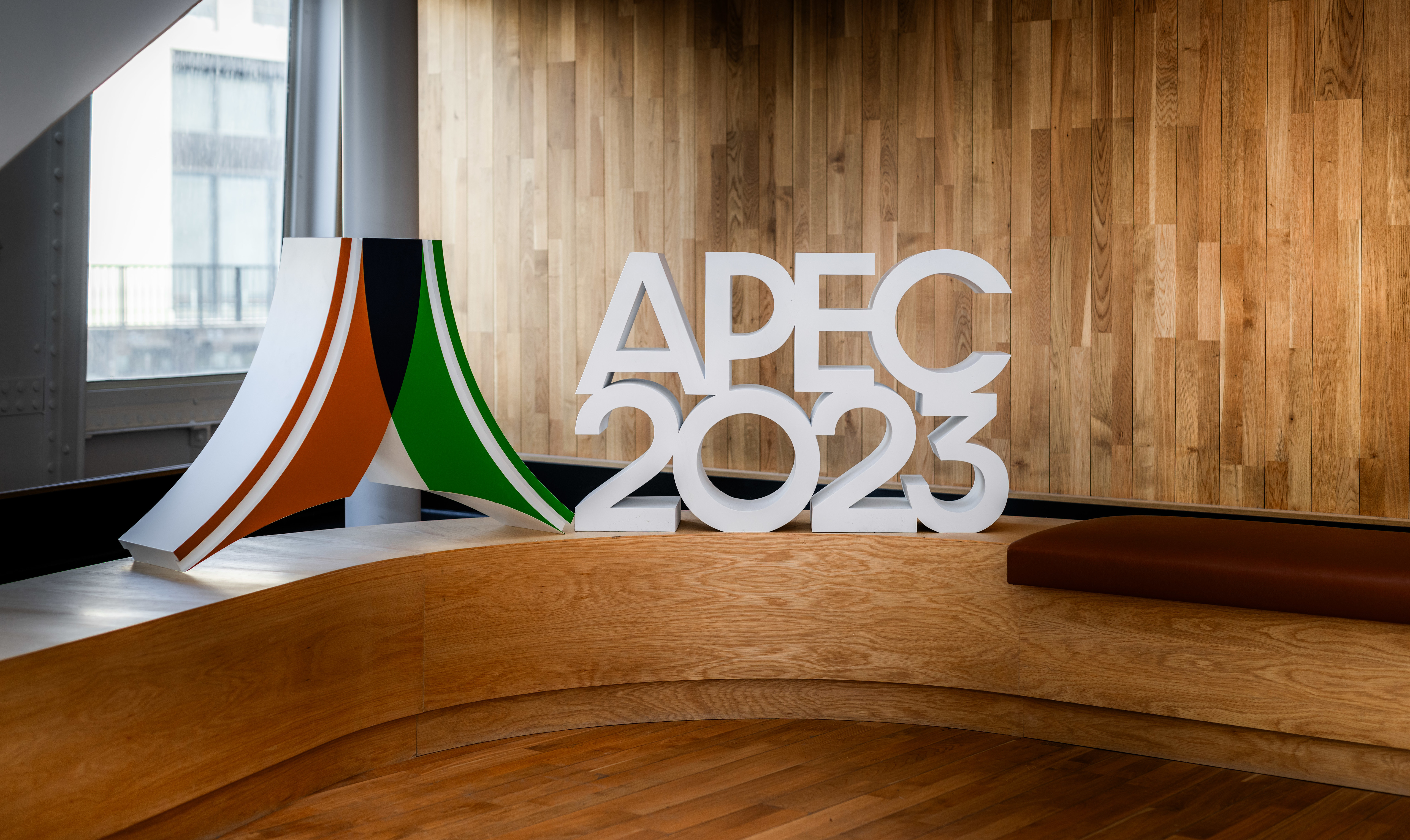 ����ίԱ���ܲ�Klamath����APEC LOGOչʾ