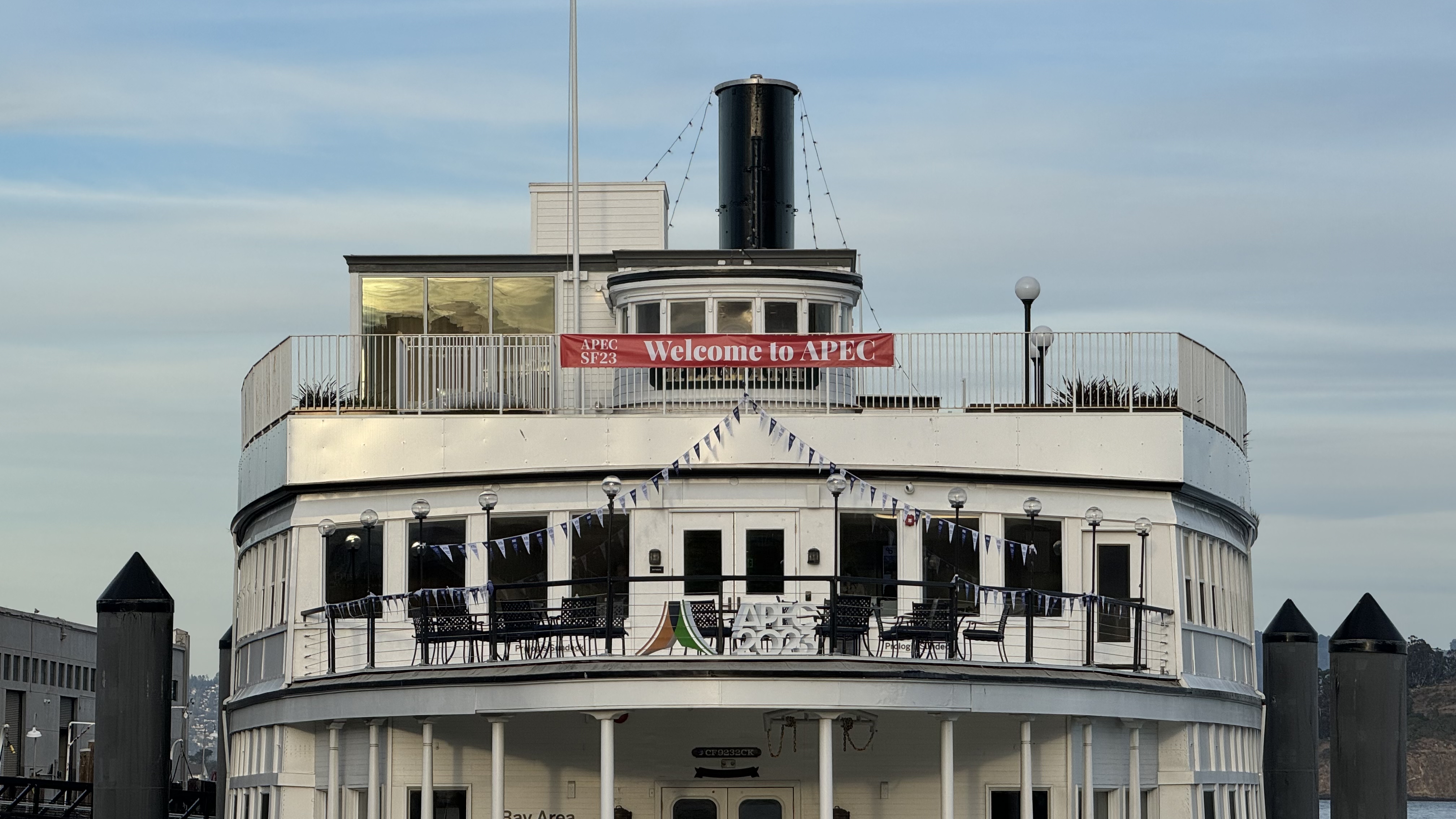 ����ίԱ���ܲ�Klamath����APEC LOGOչʾ